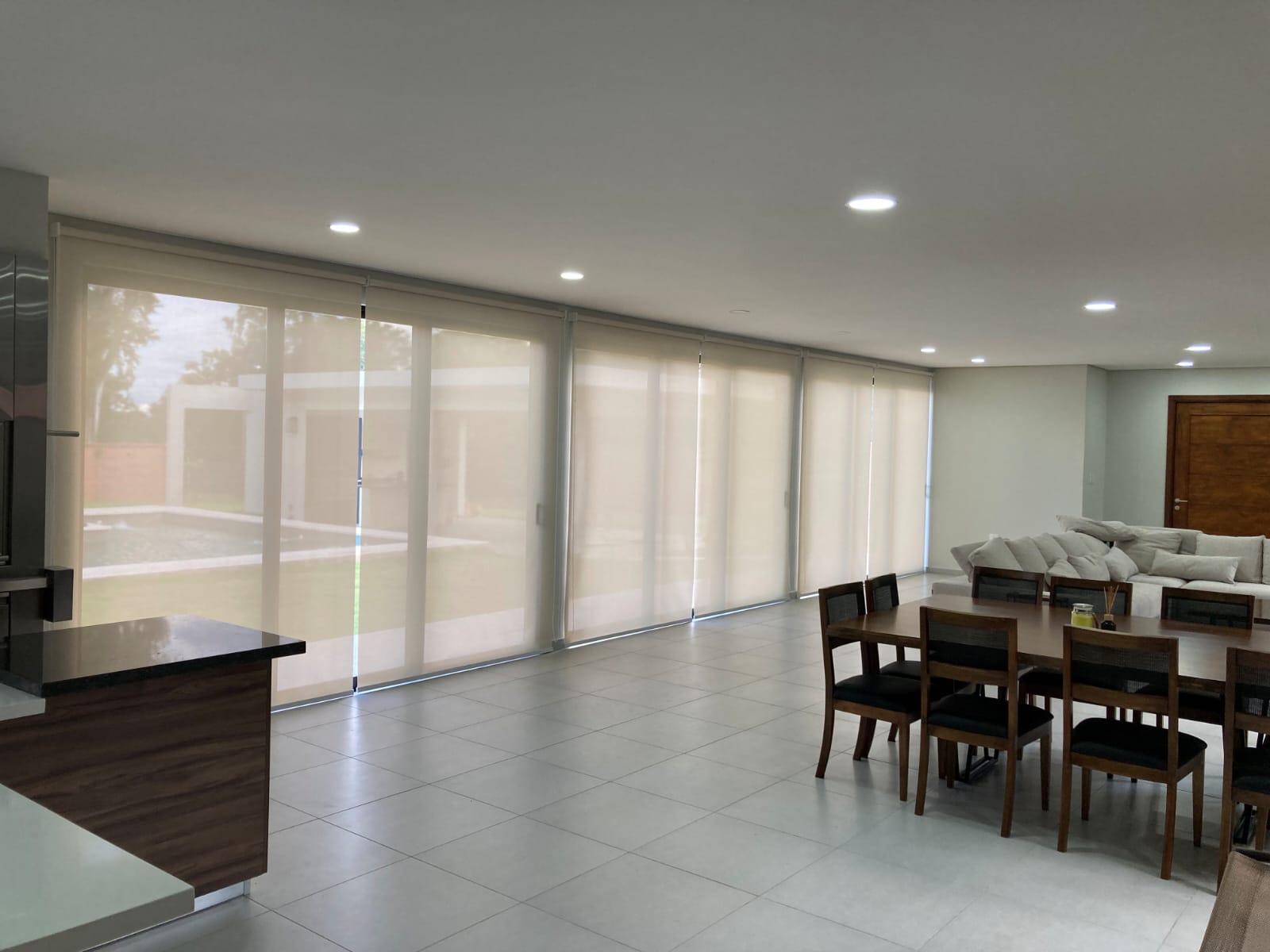 Instalación de Roller Sunscreen Ivory en Luque — DistriCort Paraguay