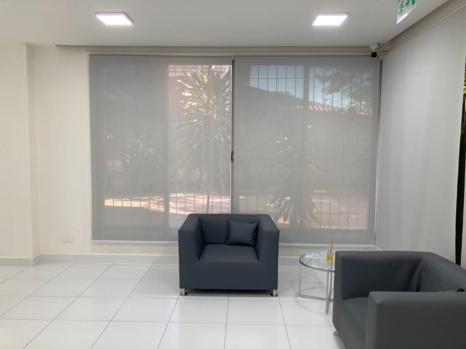 Instalación de Roller Sunscreen Gris en Asunción — DistriCort Paraguay